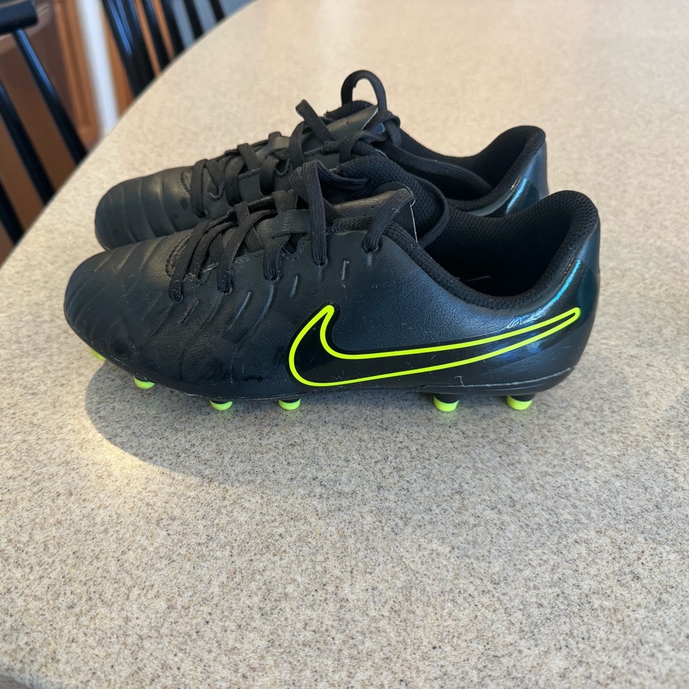 Nike boys soccer cleats size 3